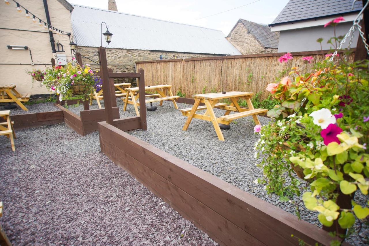Отель The Dudley Arms Llandrillo Экстерьер фото